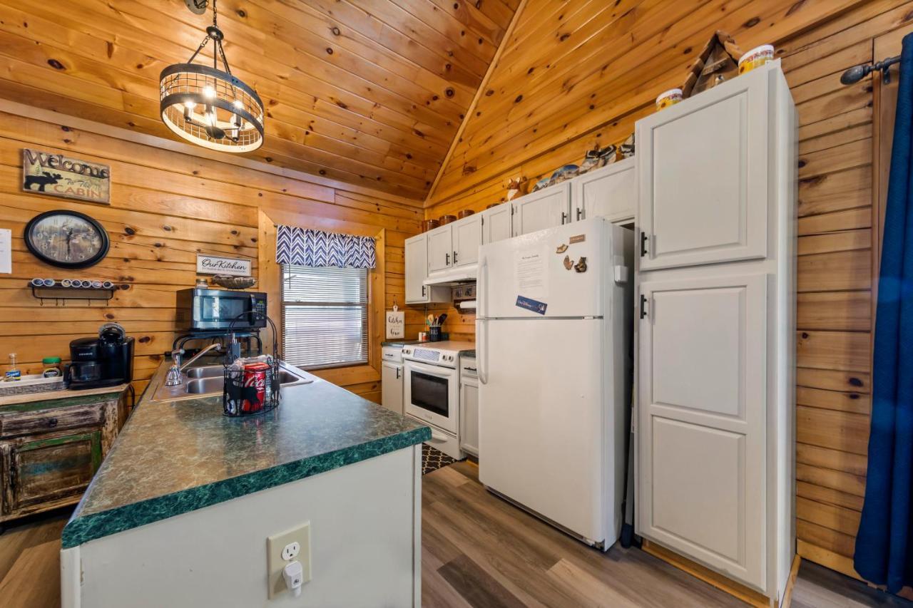 Serenity, A Rustic Log Cabin Retreat Sevierville Exterior foto